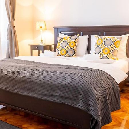 Central And Comfy 2Bdr Apartment Near Parliament Beograd Eksteriør billede