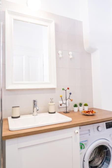 Central And Comfy 2Bdr Apartment Near Parliament Beograd Eksteriør billede