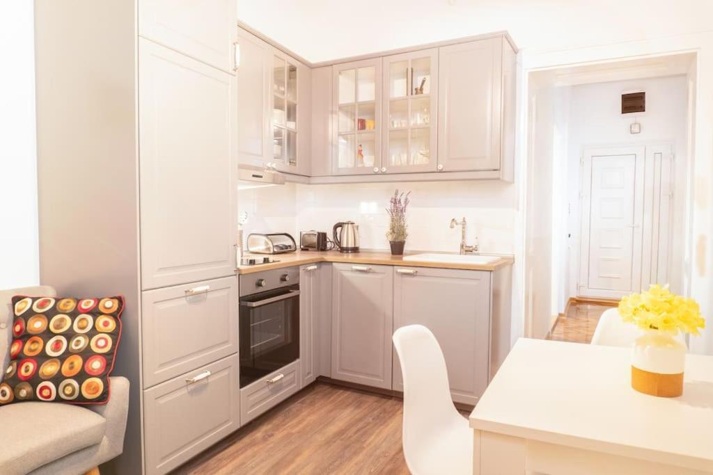Central And Comfy 2Bdr Apartment Near Parliament Beograd Eksteriør billede