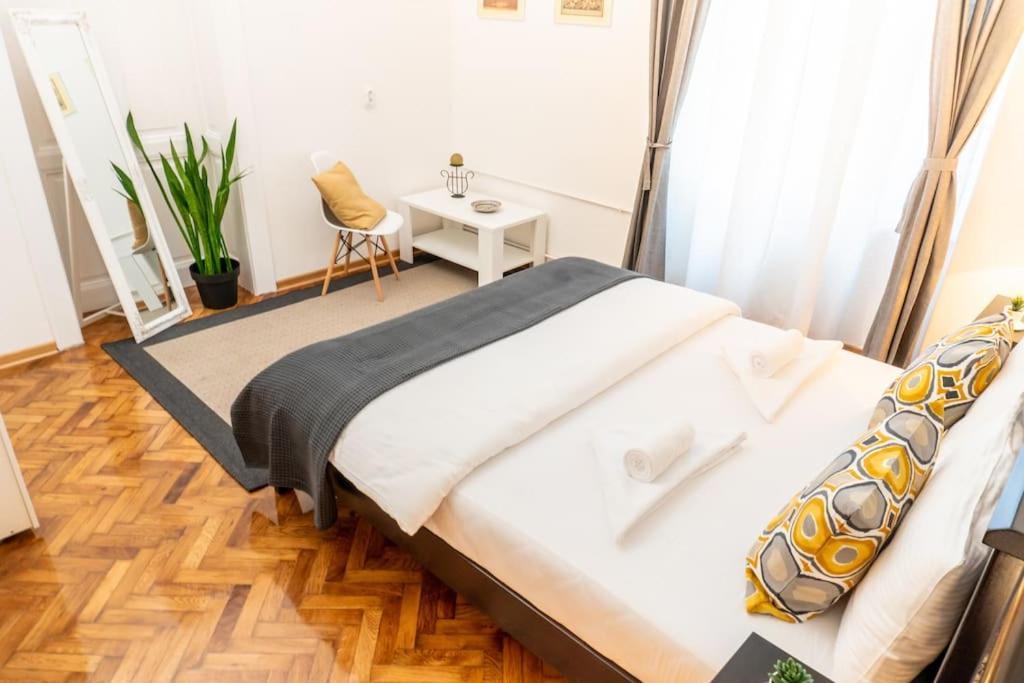 Central And Comfy 2Bdr Apartment Near Parliament Beograd Eksteriør billede